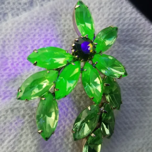 Relisted Vintage uranium glass rhinestone brooch green sparkly depression UV pin - Picture 3 of 14